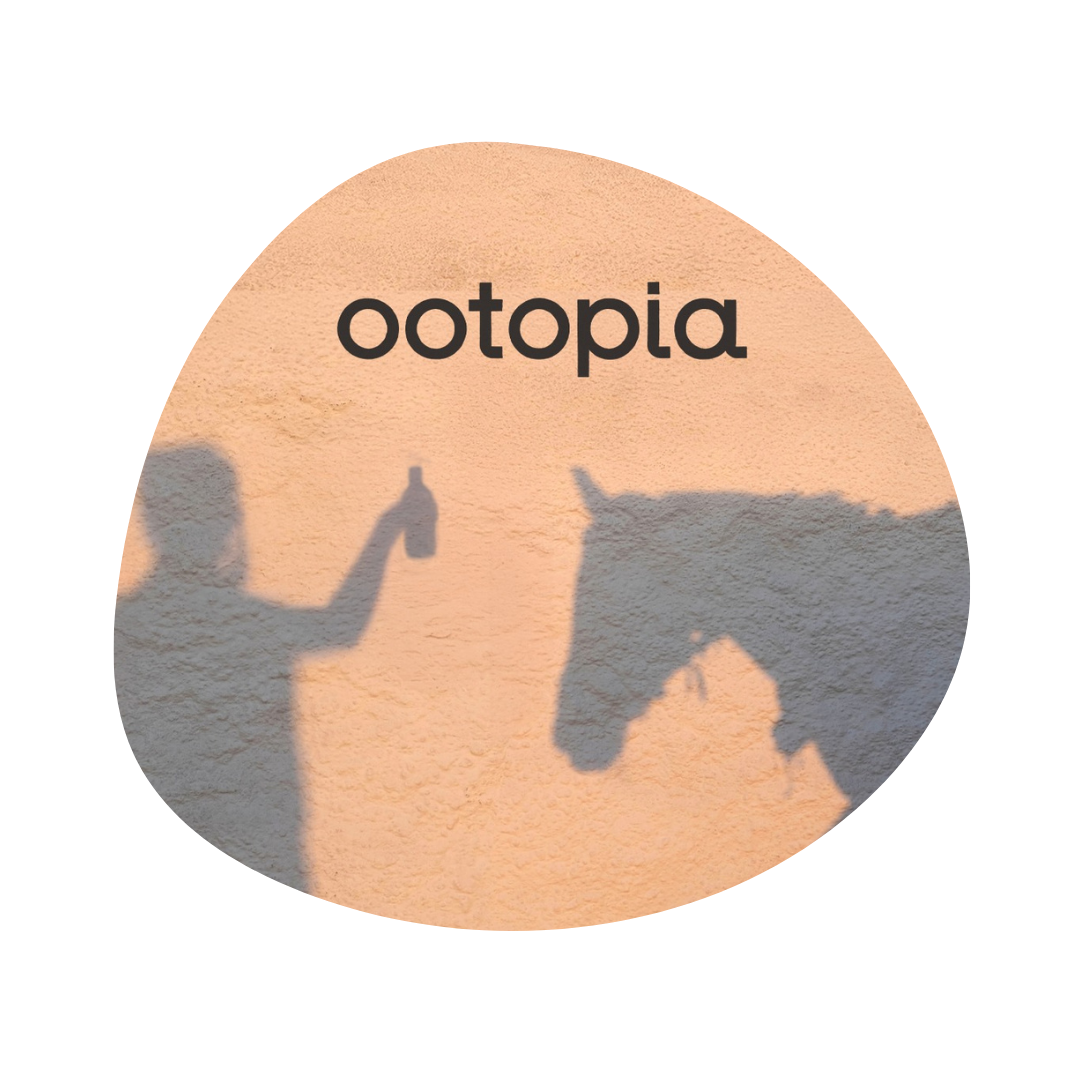 Ootopia logotipas su žmogaus ir arklio šešėliais ant sienos
