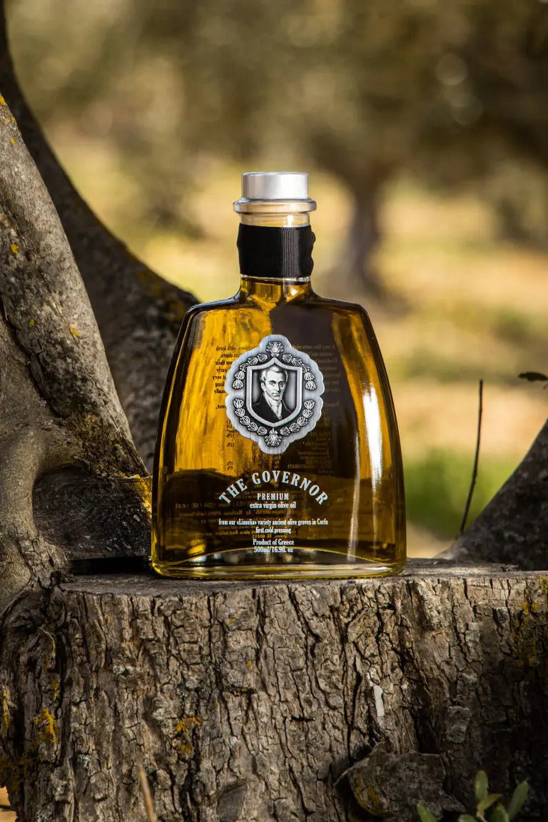 Ypač tyro alyvuogių aliejaus The Governor Premium butelys ant kelmo