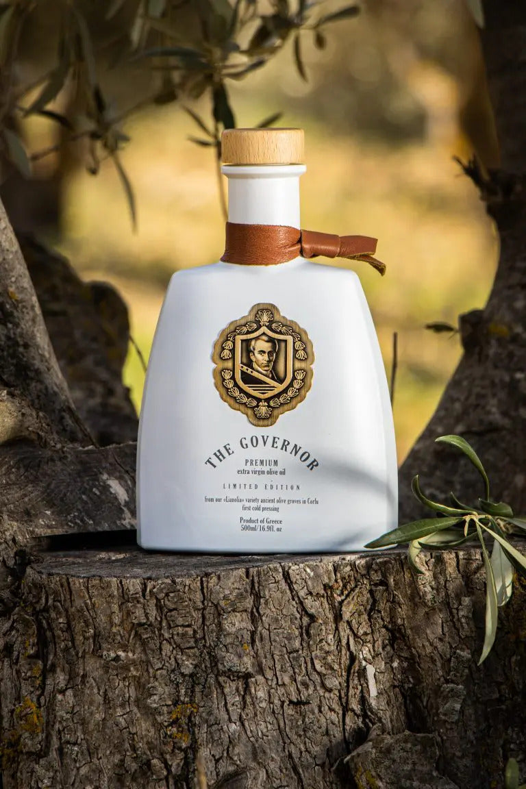 Ypač tyro alyvuogių aliejaus The Govenor Limited Edition butelys ant kelmo