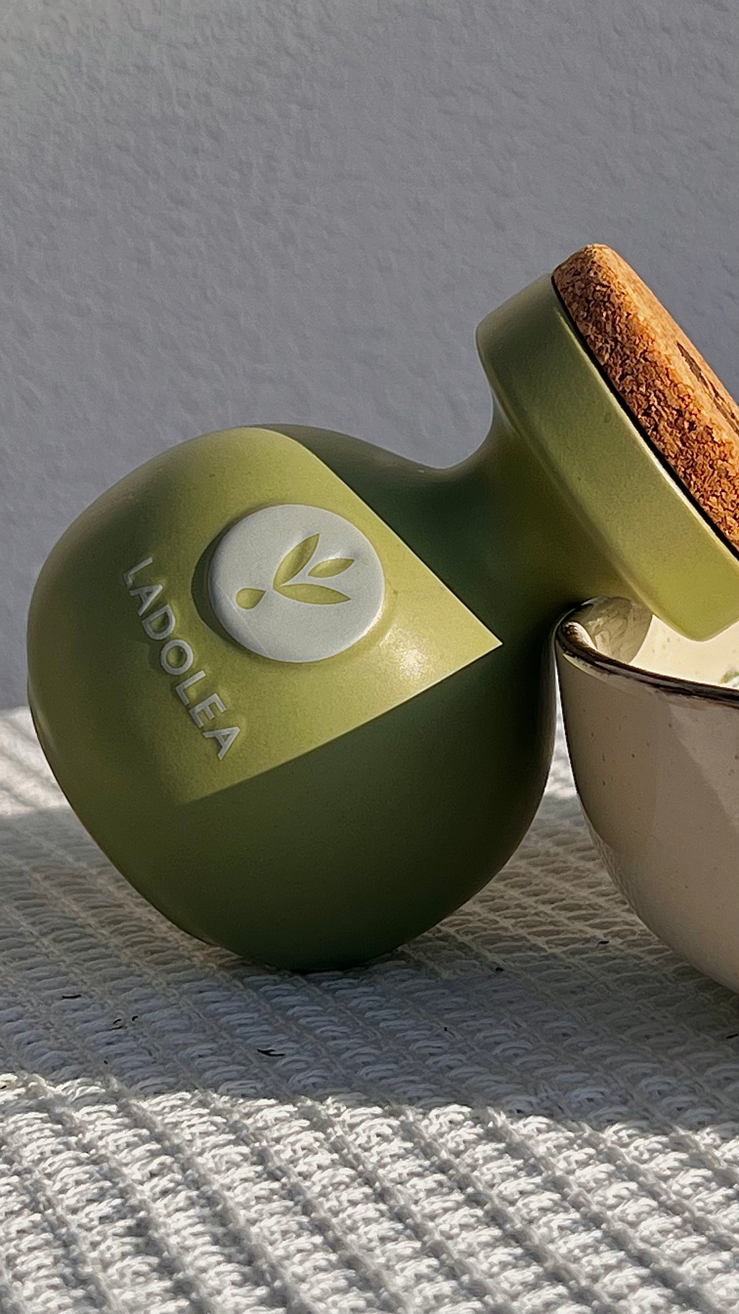 Ypač tyras alyvuogių aliejus Ladolea Koroneiki buteliukas, paremtas į dubenį