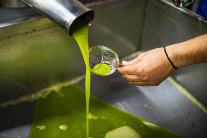 Teka alyvuogių aliejus į stiklinę